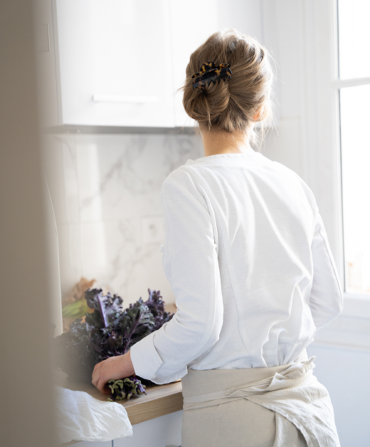 Best private chef in Paris working in her kitchen